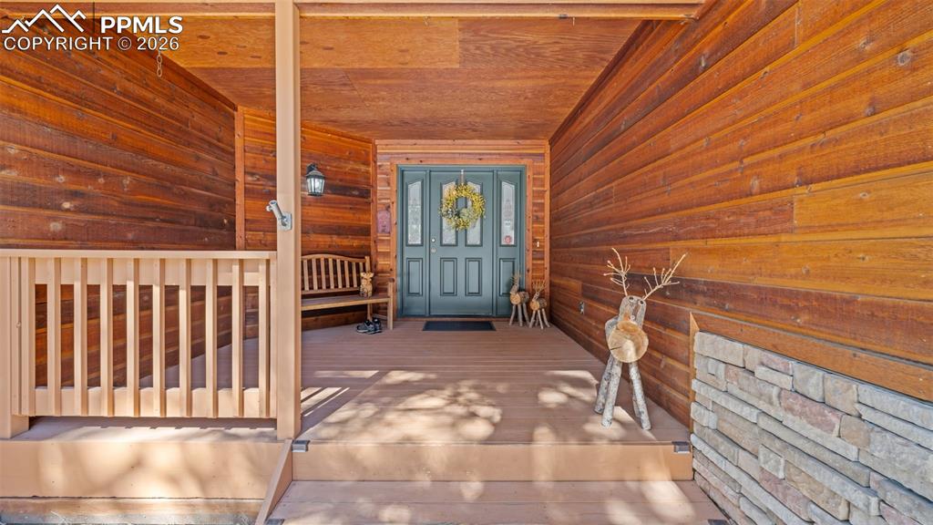 Covered front porch!