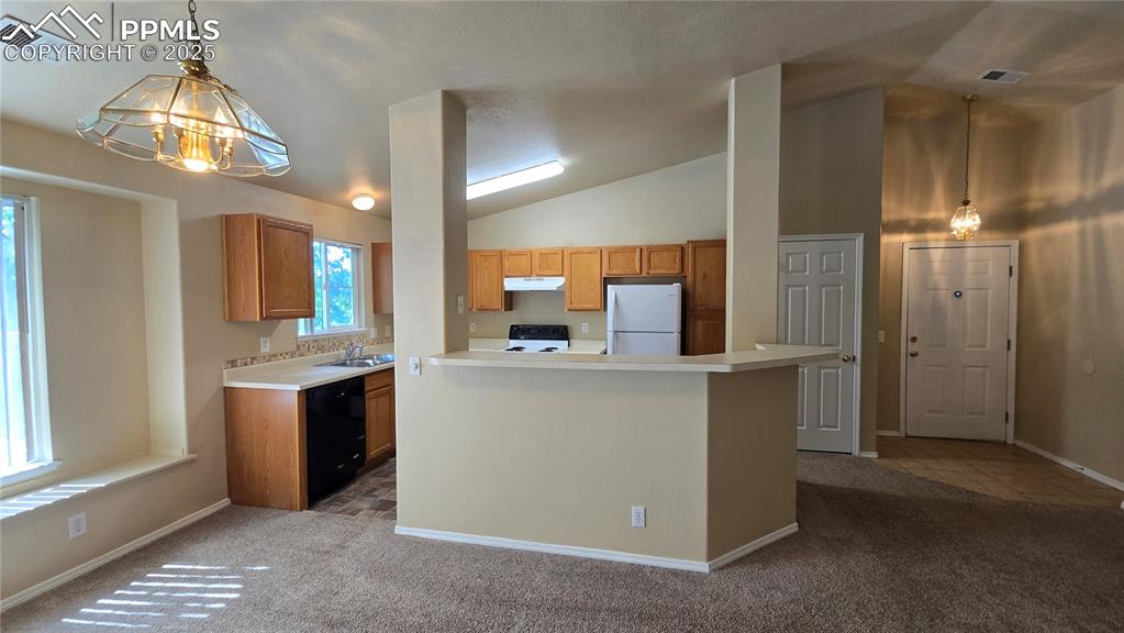 Breakfast bar off kitchen
