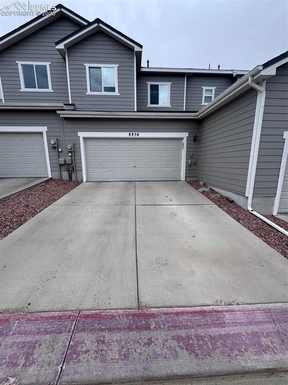 Oversized Garage Driveway with Fabulous Parking