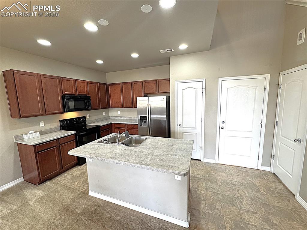 Open Floor Plan, Breakfast Bar/Island, Lots of Recessed Lighting