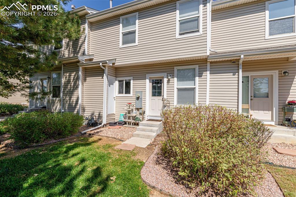 View of front of property featuring a front lawn