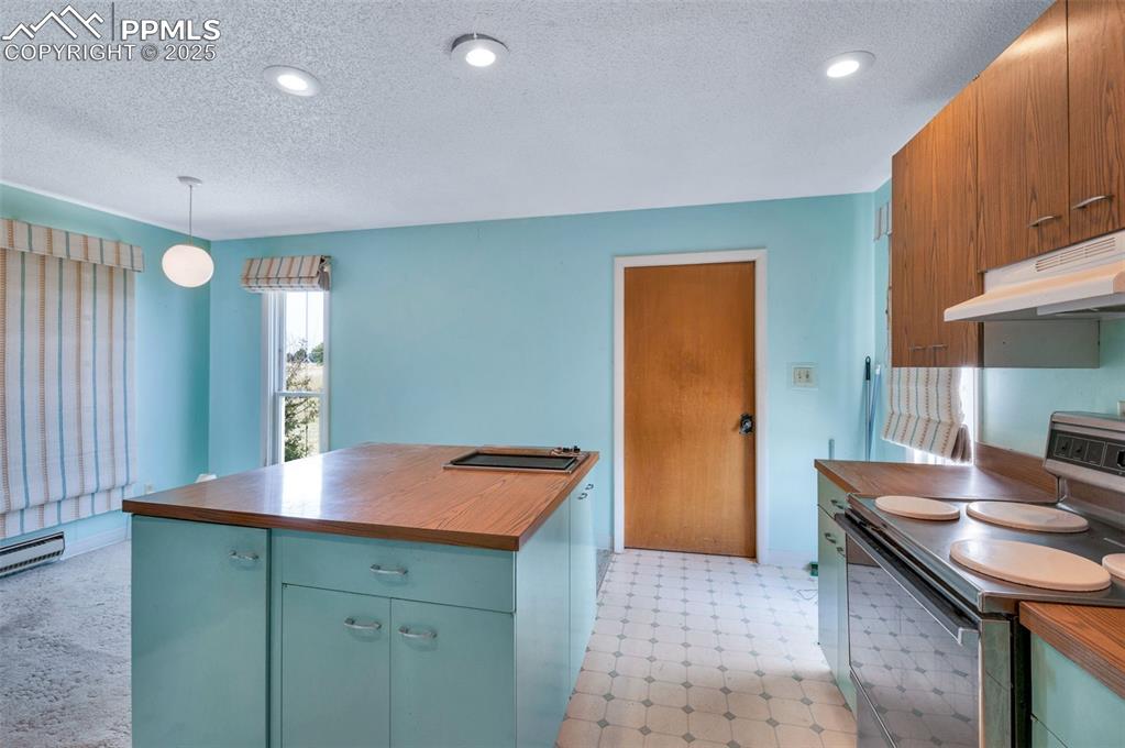 Eating space is on the left, entrance to the garage on the back wall