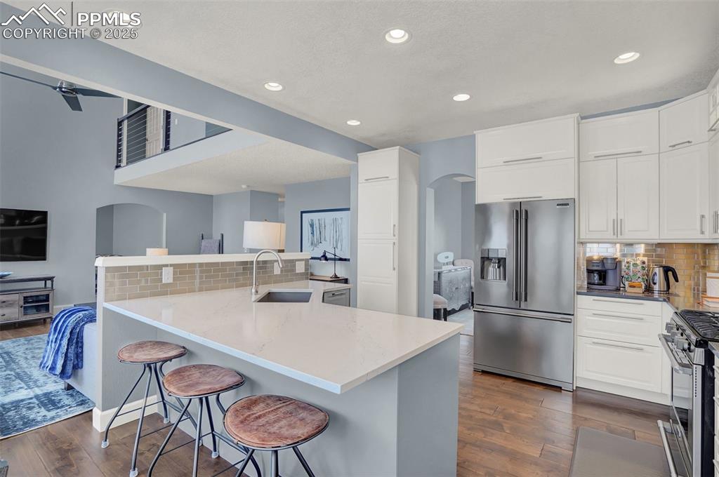 Breakfast bar at the kitchen island