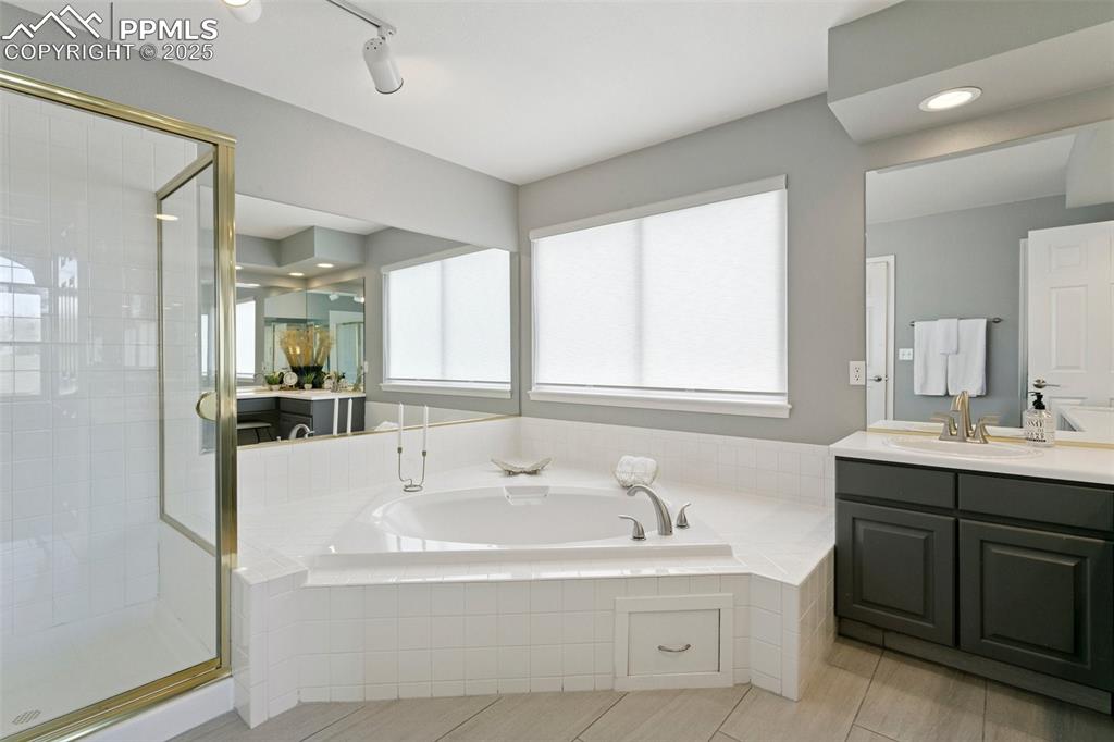5-pc primary bath w/corner soaking tub and separate shower!