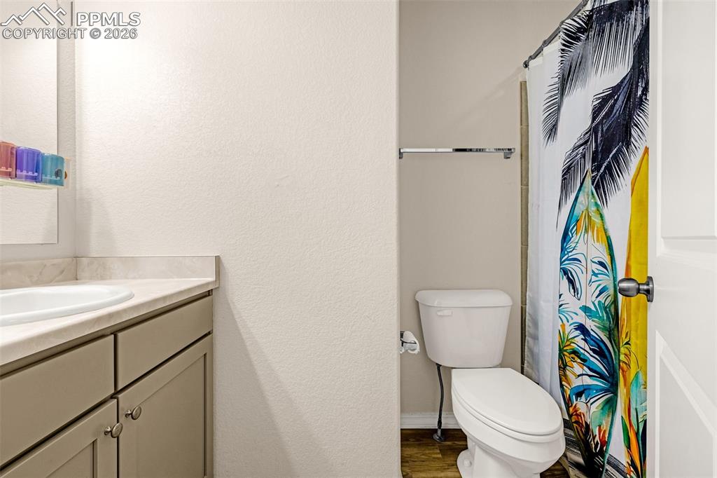 Full bath for the other 2 bedrooms to use just across the hall.