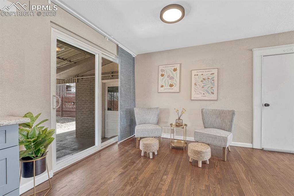 Huge sliding doors to the backyard.