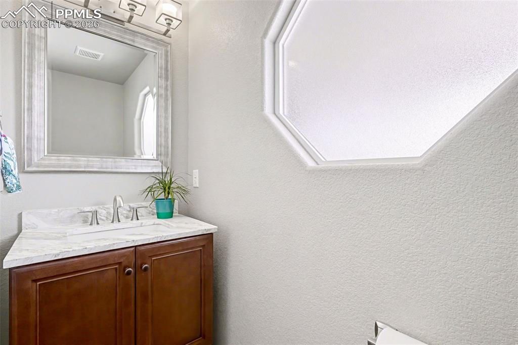 Main level 1/2 bathroom