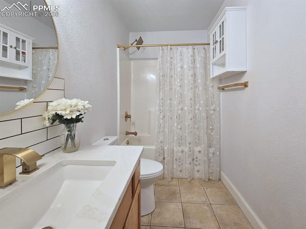 Large Bathroom (1) with Custom finishes and a Rain Shower / Tub Combo