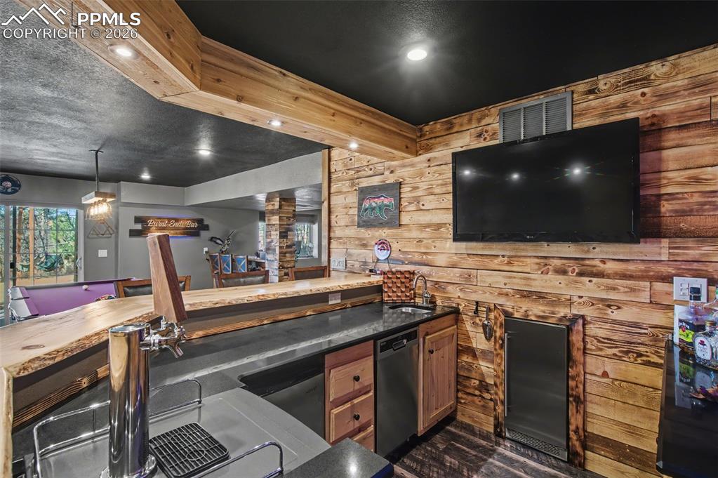 All wet bar appliances included