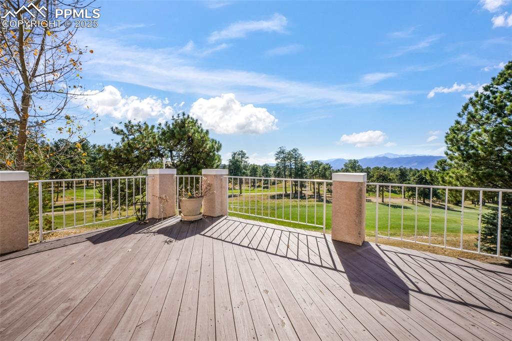 Backs to Woodmoor golf course