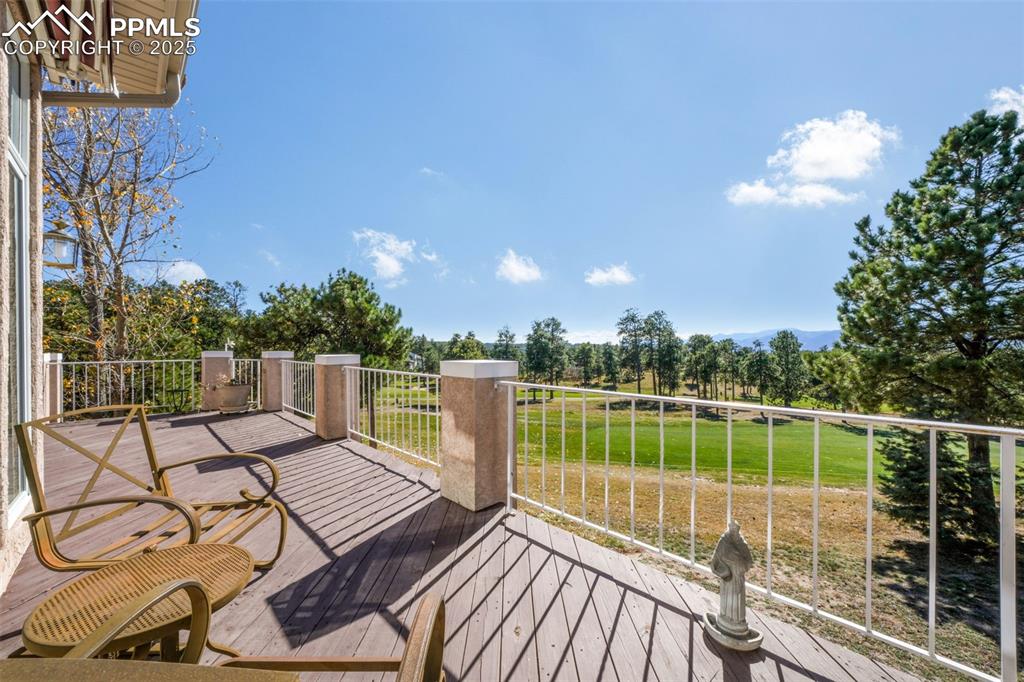 Backs to Woodmoor golf course