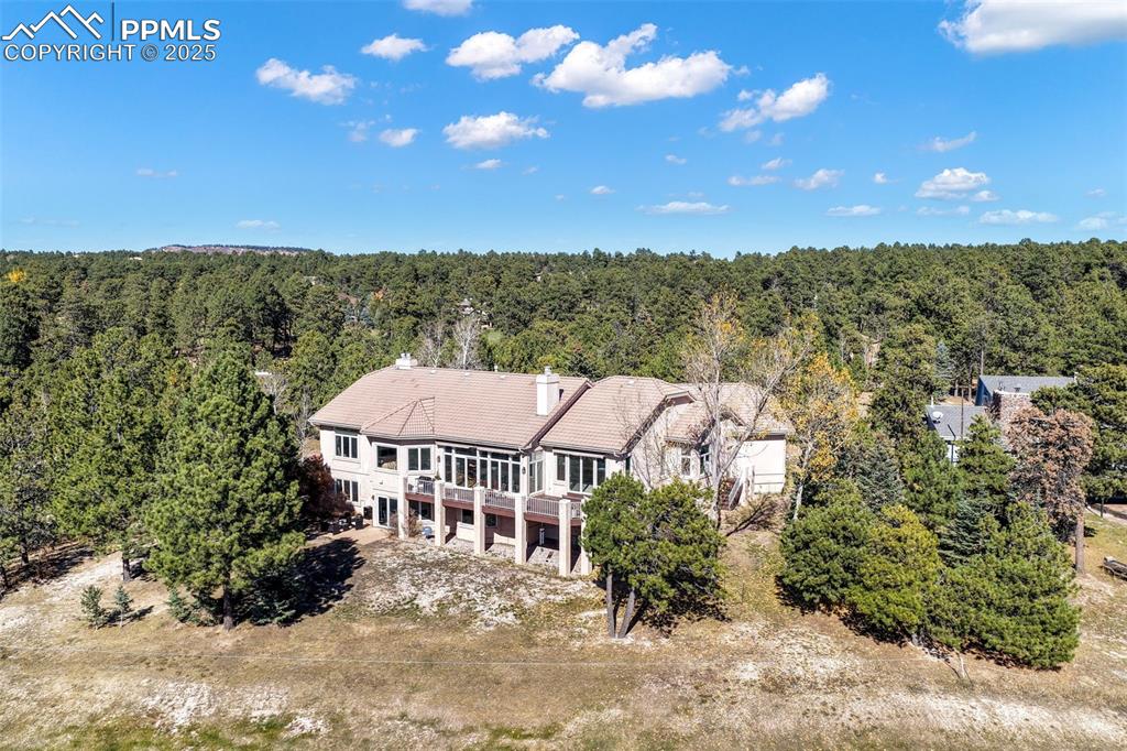 Backs to Woodmoor golf course