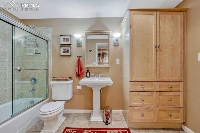 Bathroom with enclosed tub / shower combo 