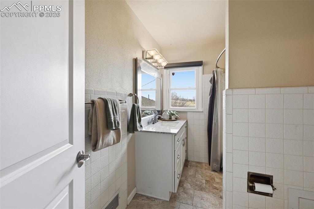 Spacious bedroom or office space 