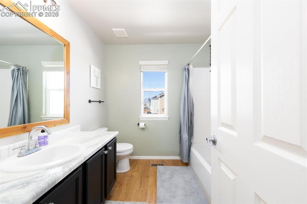 Upstairs Shared Bathroom