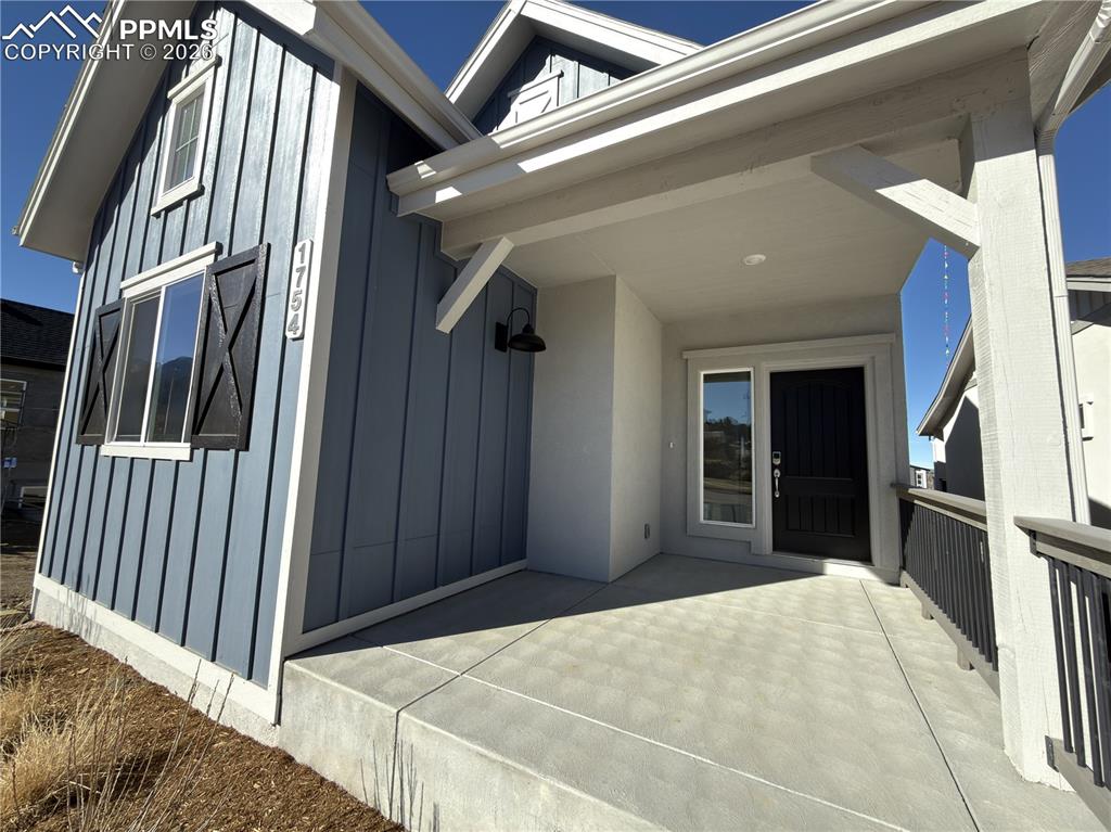 Front Covered Porch!