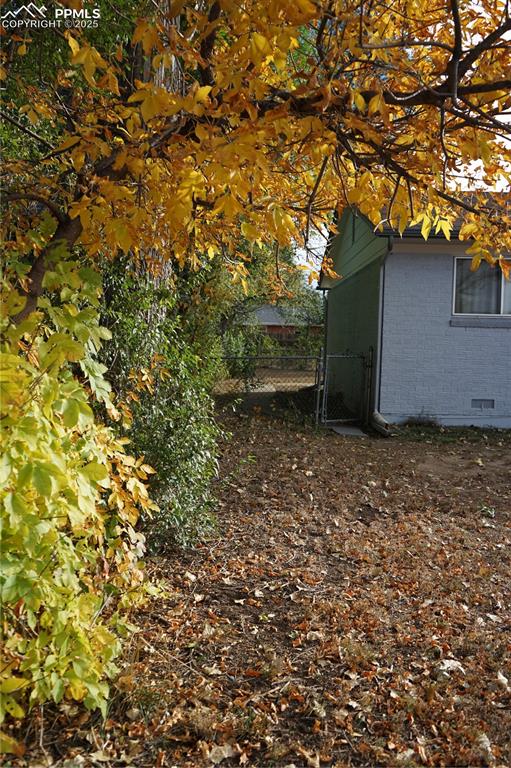 View of yard featuring a gate