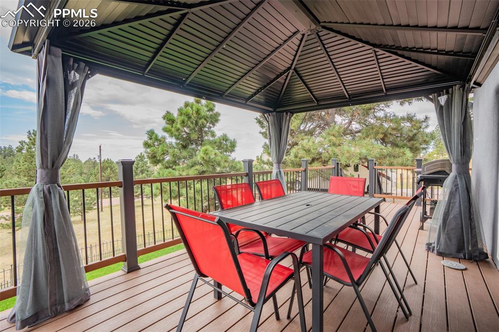 Great outdoor dining space, pergola is included with purchase if the Buyer would like to keep it. The perfect place to BBQ!