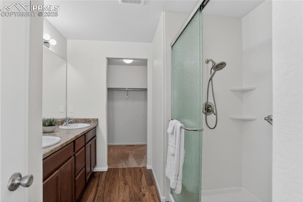 Primary bath w/ dual sink vanity