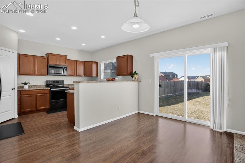 Dining area w/ walk-out