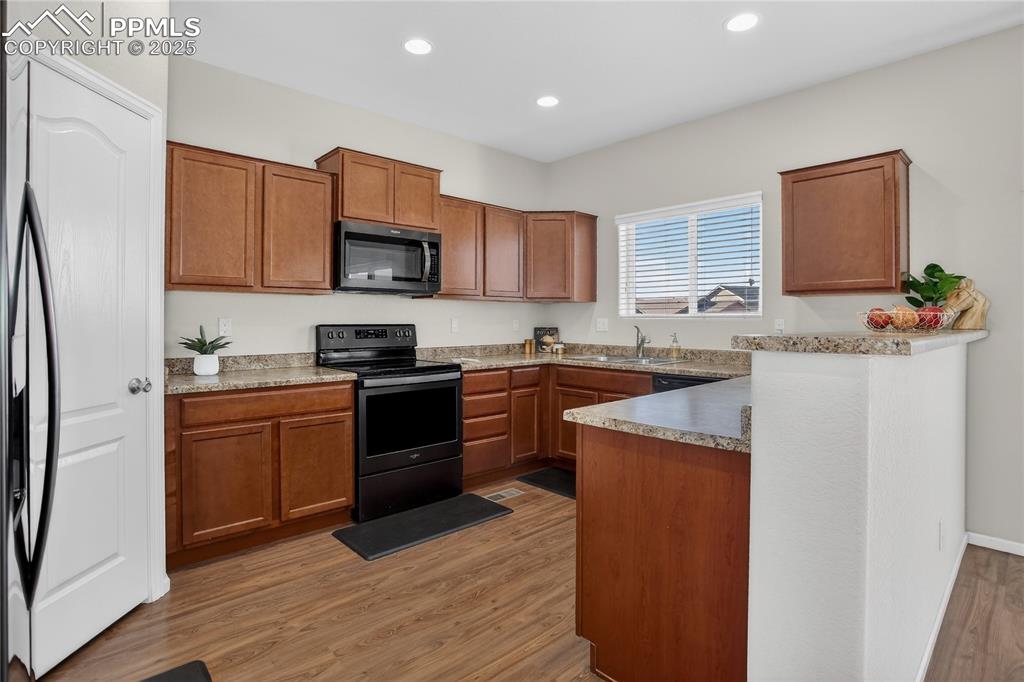 Kitchen w/ breakfast bar