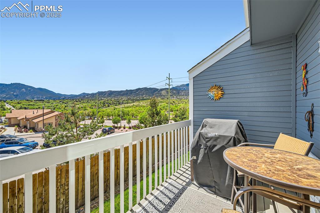 2186 Giltshire Drive photo 3