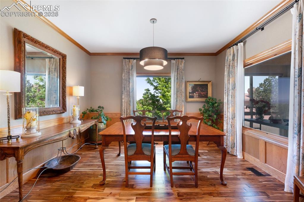 Enjoy Holiday Gatherings In Your Dining Room