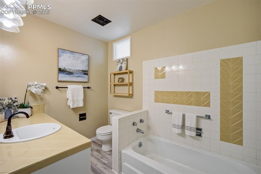 Bathroom for the 2 bedrooms on main