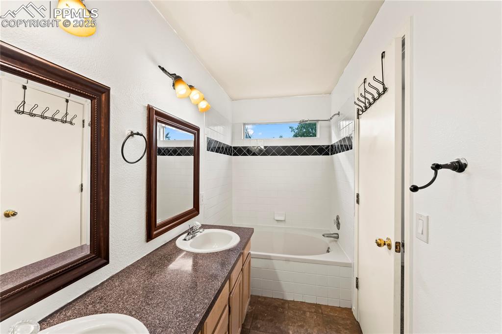 Primary bedroom en-suite