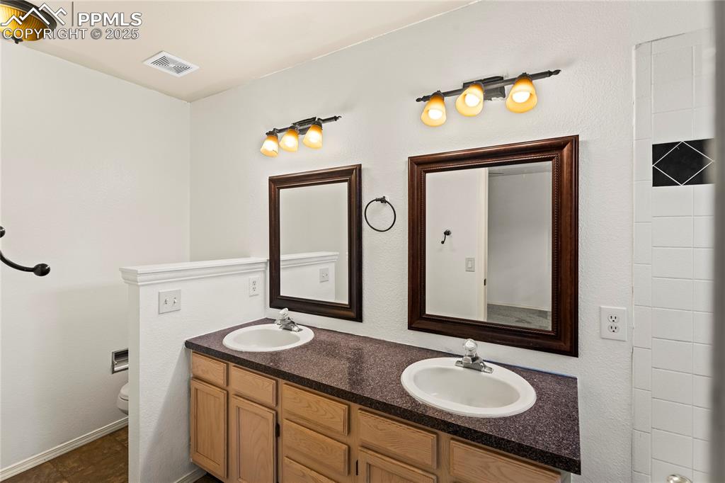 Primary bedroom en-suite