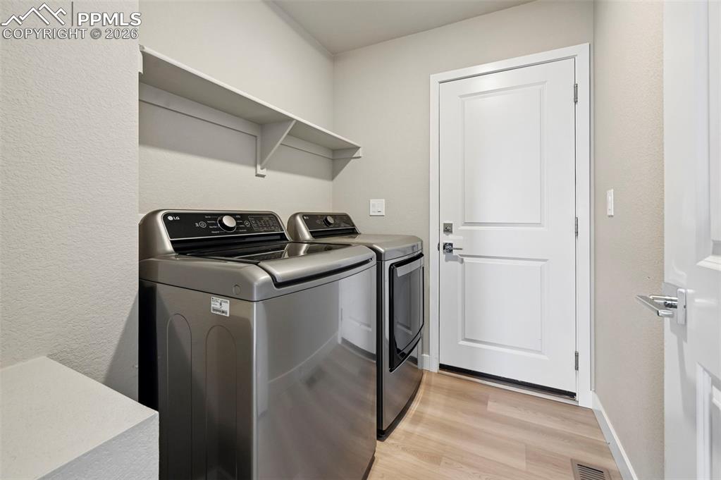 Convenient laundry on main 