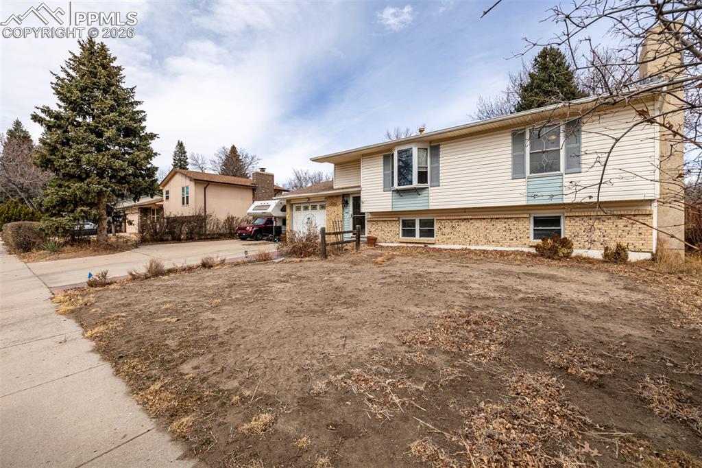 4627 Sprucewood Drive photo 2