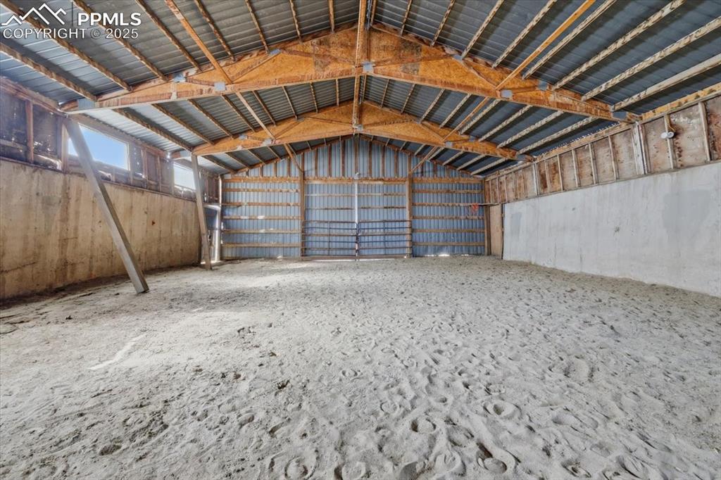 Center barn training arena