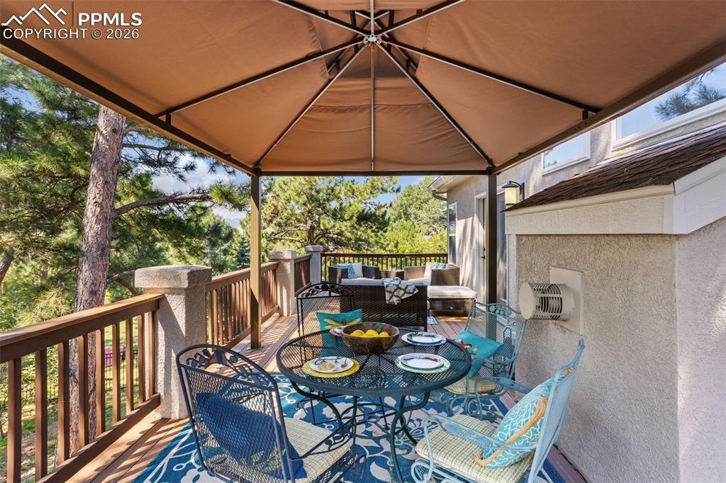 upper deck w/covered pergola (included)