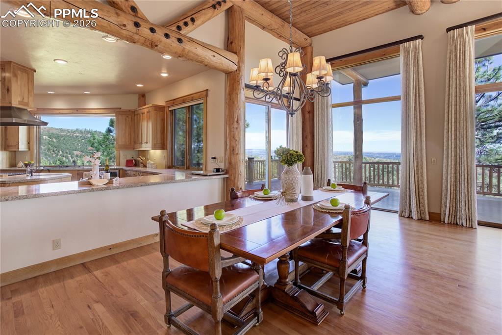 Dining w/ buffet bar