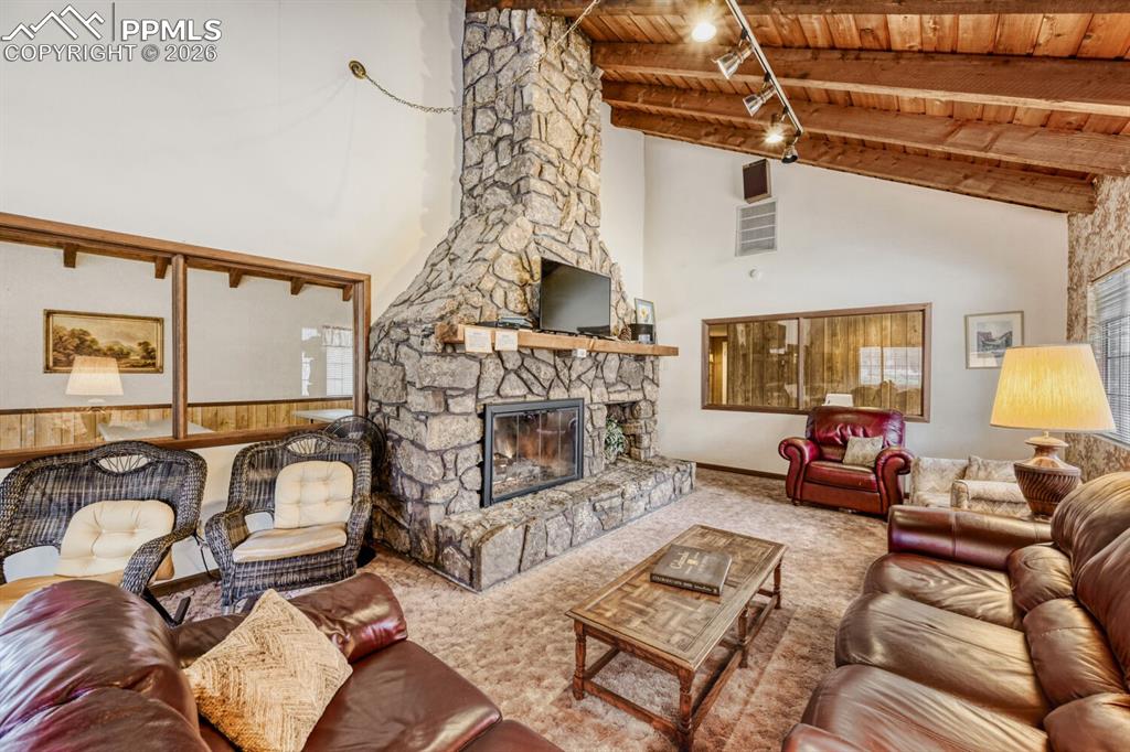 Cozy spaces for larger groups