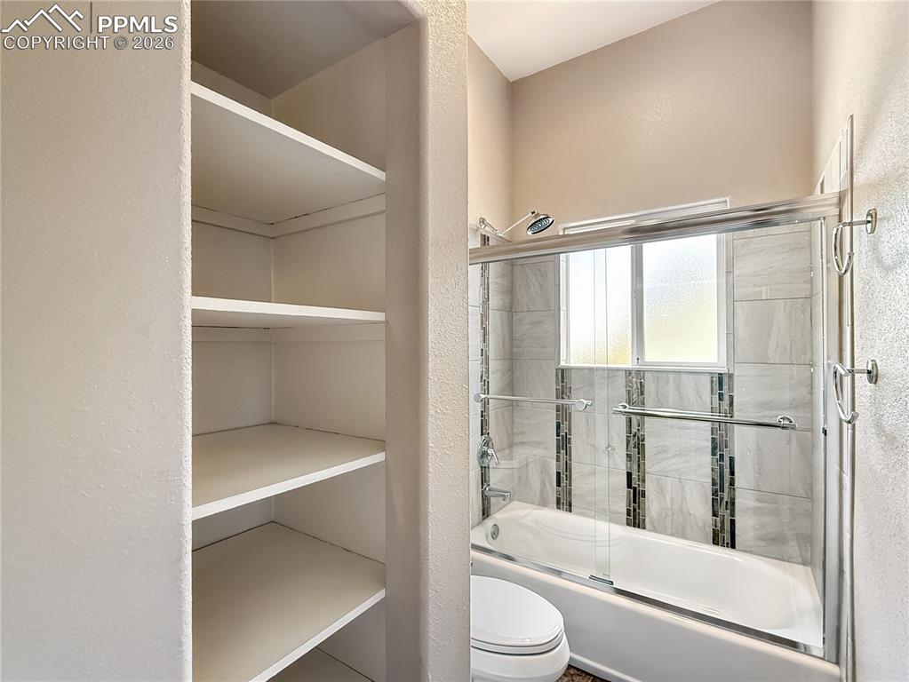 Huge tub, enjoy a bubble bath and relax