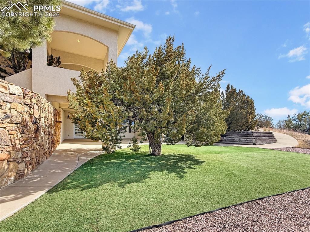 1/2 Hall bath off of foyer