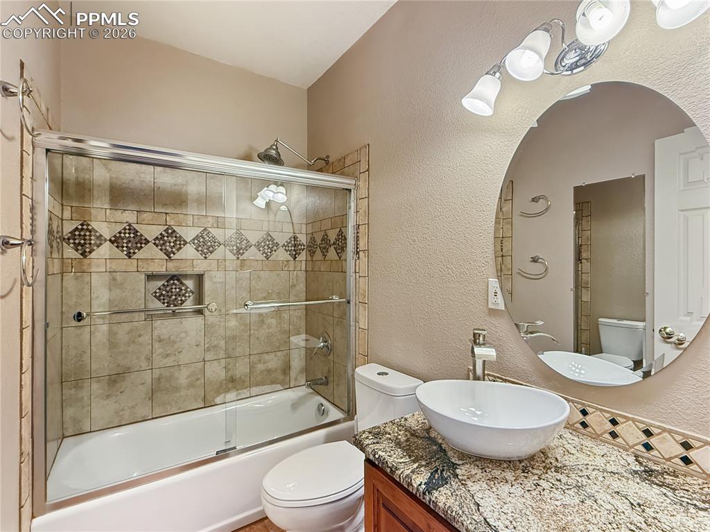 Room with great views, previously used as a gym area but could be anything