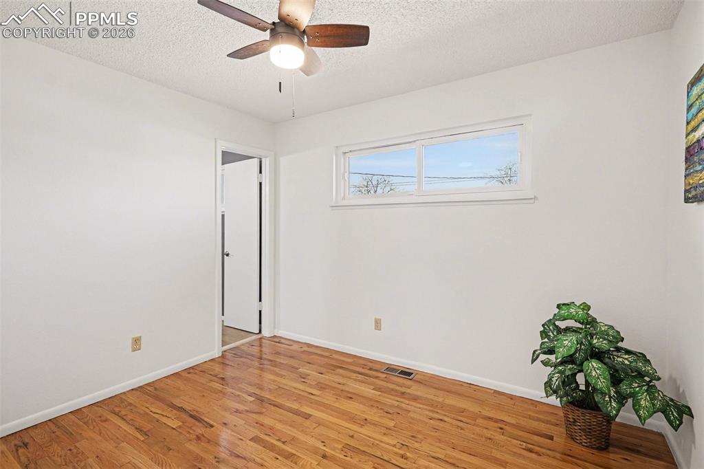 Master features en-suite bathroom!