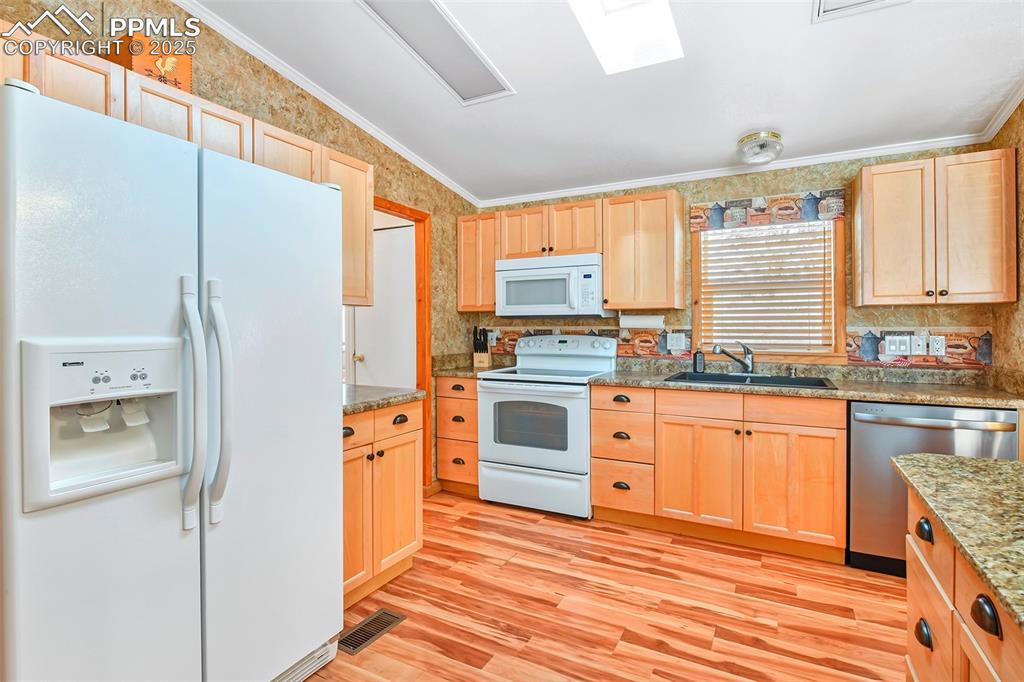 Open Kitchen, Dining Concept with Breakfast Bar 