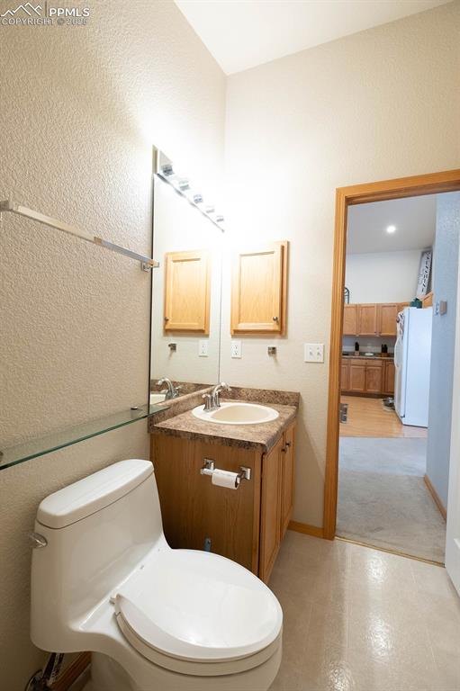 Main level bath for the 2 secondary bedrooms and guests.