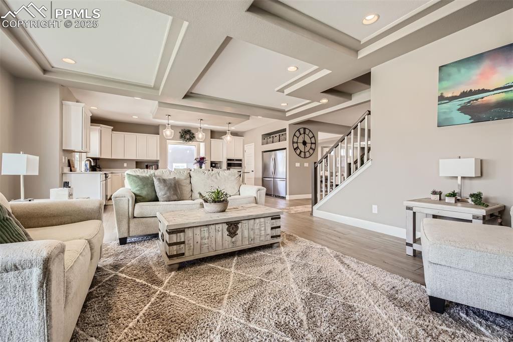 Tray ceilings, canned flush mount lighting and 4" baseboards throughout