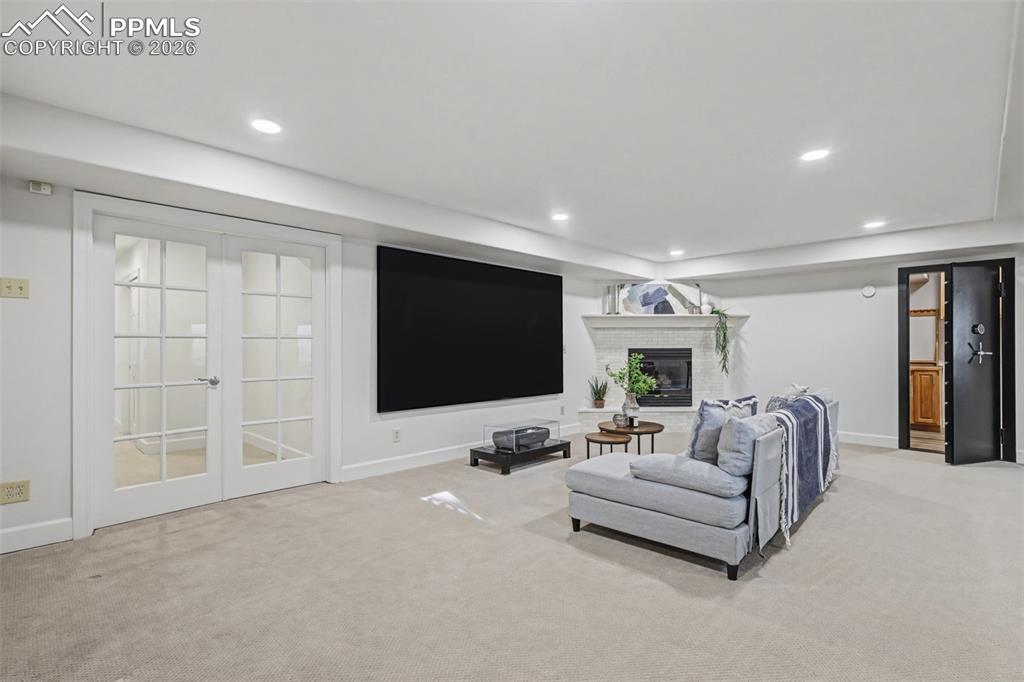 Short Throw projector and big screen