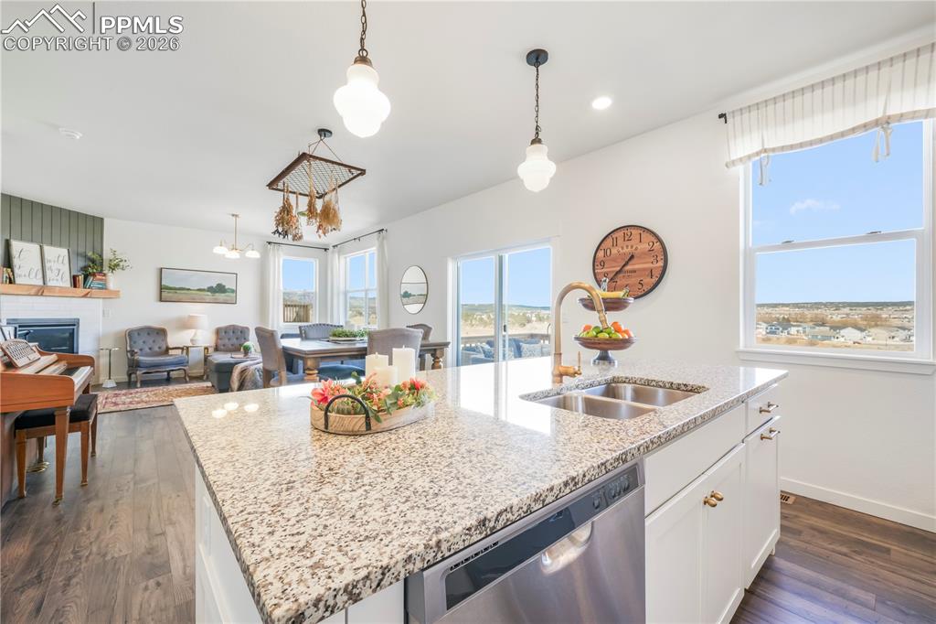 Kitchen with gas range, stainless appliances, walk in pantry, granite countertops, large center island, under cabinet lighting