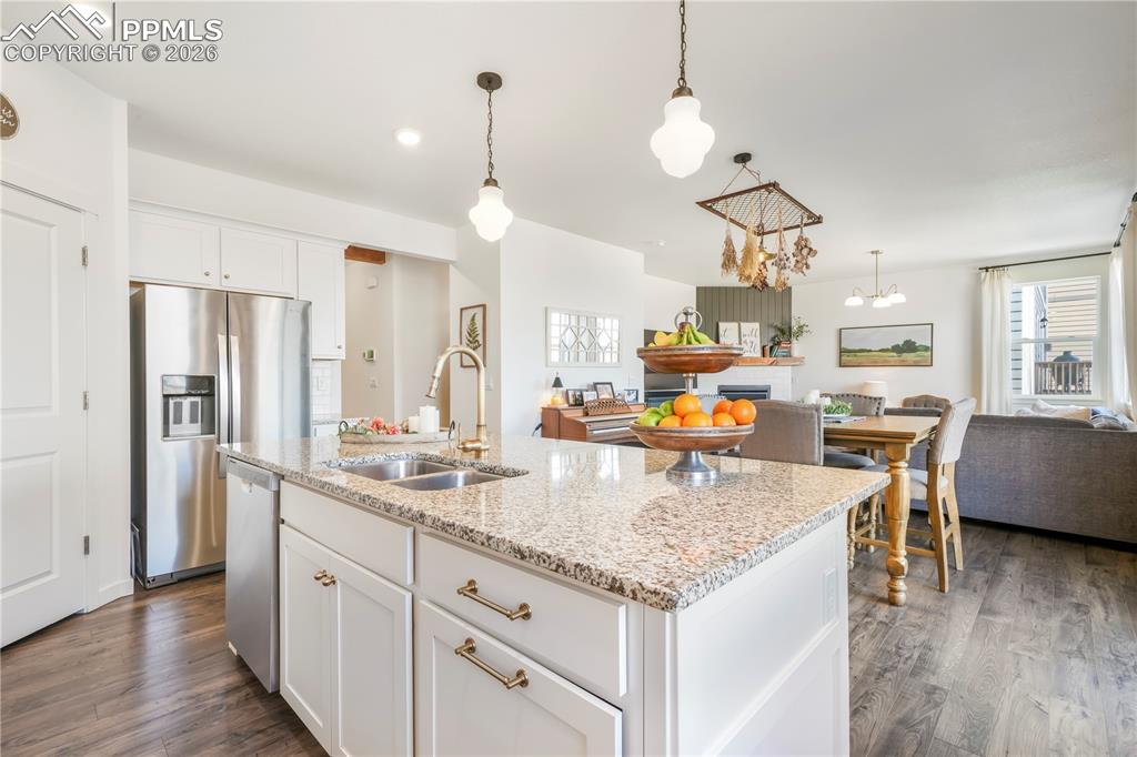 Kitchen with gas range, stainless appliances, walk in pantry, granite countertops, large center island, under cabinet lighting