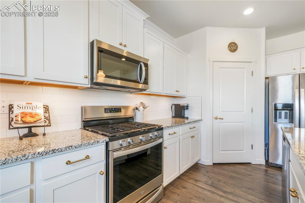 Kitchen with gas range, stainless appliances, walk in pantry, granite countertops, large center island, under cabinet lighting