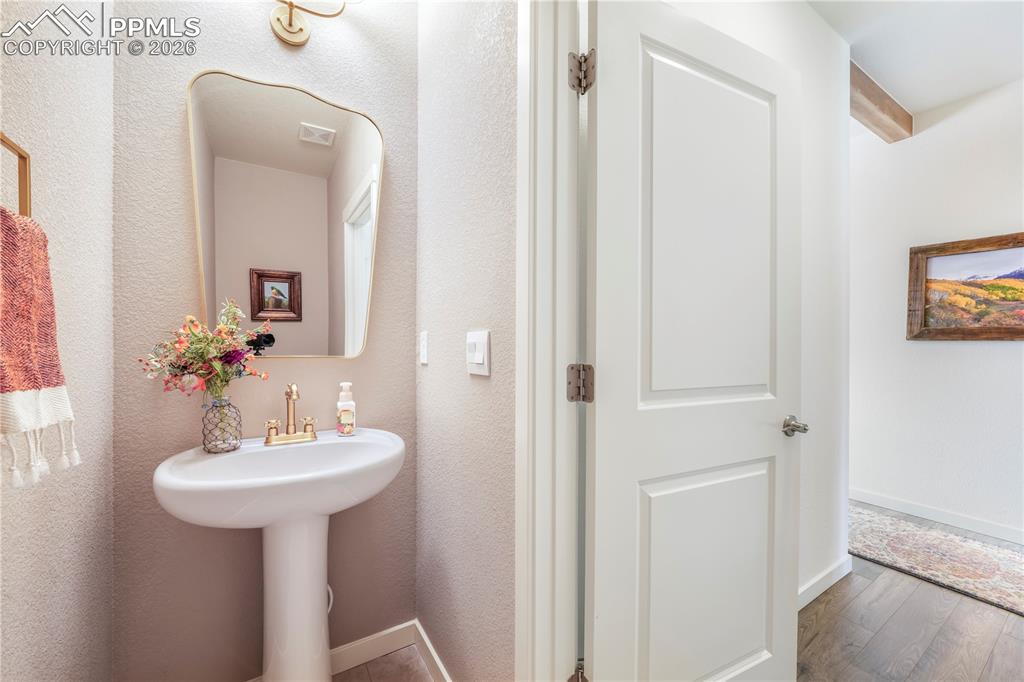 Main level 1/2 bathroom