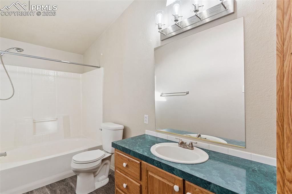 YES, the primary bedroom has an en suite full bath