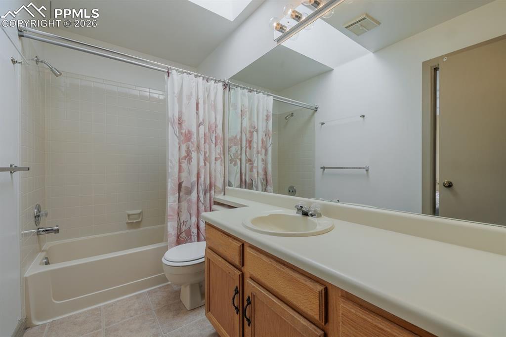 Full bath for both upstairs bedrooms awith a skylight